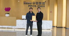 點贊！雙流區(qū)委副書記李建率隊到華體科技 “送獎牌 送政策 送服務(wù)”